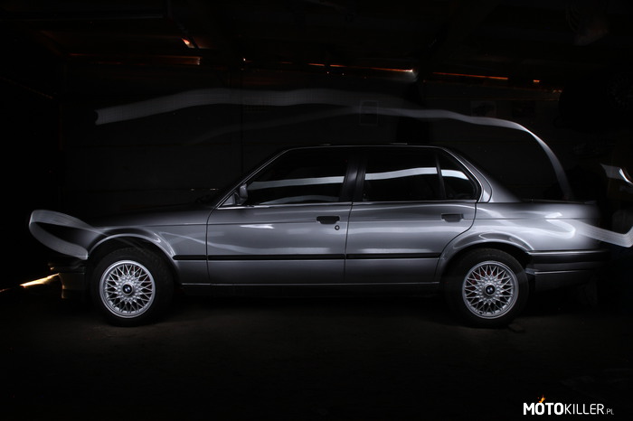BMW E30 – Dobrze jest łączyć pasje, na przykład fotografię i motoryzację. Zabawy światłem. 