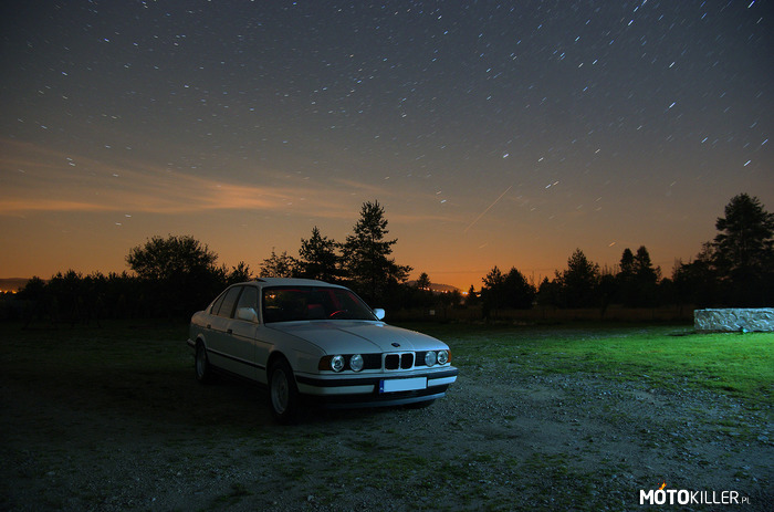 BMW E34 nocą – M20B20 89r. ALPINWEISS II 