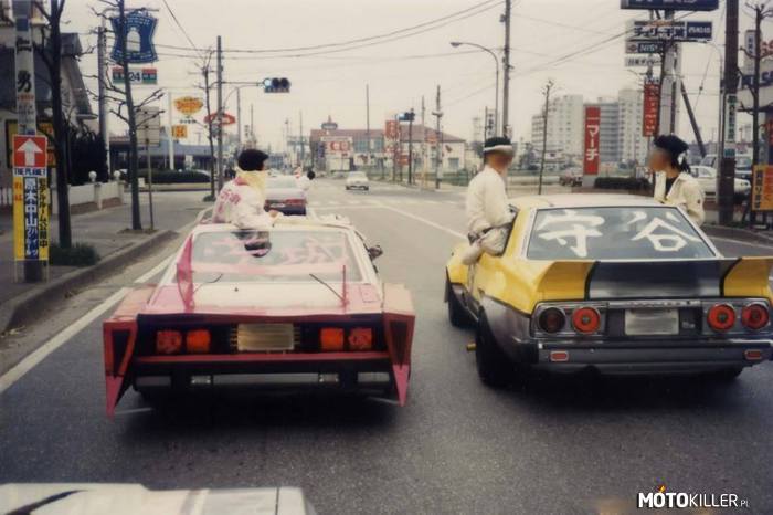 Bosozoku – Lata 80te. Niestety nie wiem co to za auto jest po lewej. 