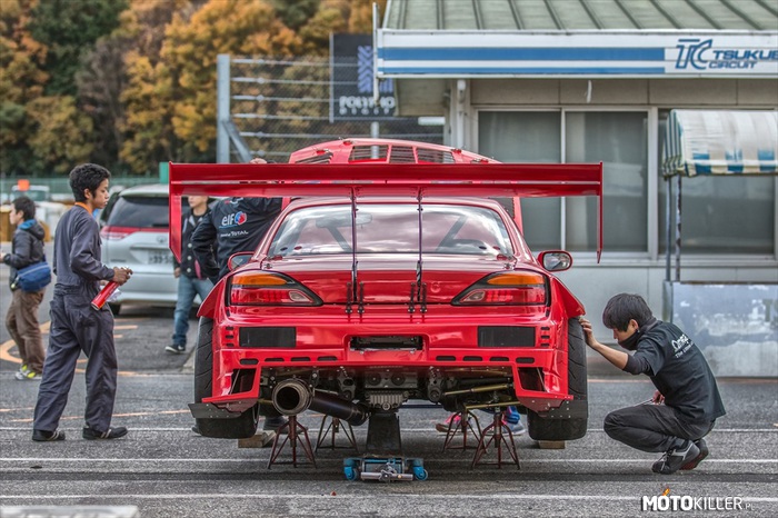 Time Attack Nissan Silvia S15 – Przygotowania do Time Attack na torze wyścigowym Tsukuba.

Wieś tuning, wg muscle carów i golfów na bbsach, hehe... 