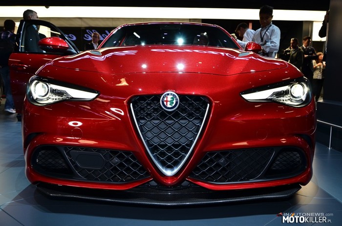 Alfa Romeo Giulia – Na temat wyglądu zewnętrznego powiedziano chyba wszystko. Ma to coś, co posiadała każda Alfa Romeo, jest po prostu piękna. I nie jest istotne czy jest to wersja Quadrifoglio czy podstawowa. Sprawia, że nogi miękną od patrzenia na nią i zginają się w kolanach. A to drugie jest akurat potrzebne, bo Giulia jest… ciasna. Fakt, że wysiadłem z Forda Mondeo, który jest w środku wielki, mógł zaburzyć lekko proporcje i poczucie przestrzeni, ale przy wzroście blisko 190cm i 90 kg było mi niezbyt komfortowo.
   Musiałem przysiąść się także z tyłu, bo jako młody ojciec na samochody patrzę bardzo praktycznie. Zresztą, bądź co bądź Giulia jest samochodem klasy średniej, więc powinna być samochodem przyjaznym rodzinie. I tu byłem niesamowicie zaskoczony, bo gdy usiadłem na tylnej kanapie miałem nad głową ogrom miejsca, tak jak z miejscem na kolana, a przedni fotel ustawiłem również pod siebie. Zaryzykowałbym stwierdzenie, że dwie osoby moich gabarytów z tyłu mogą podróżować komfortowo.
    Bagażnik jest podobny do tego w BMW serii 3 czy Serii 4, 480L jest wystarczające do zabrania się na krótkie wakacje. Jednak czegoś większych gabarytów raczej nie zabierzemy.
    Wersja którą jeździłem, to Giulia Super z 2.0l silnikiem turbodoładowanym, generującym blisko 200 KM przy 5000 obr/m. Do setki przyspiesza w 6,6 sek. (i jest to silnik bazowy!). Automatyczna 8 stopniowa skrzynia biegów. Dla porównania bazowa wersja “czwórki” pierwszą setkę osiąga po 7,4 sekundy. Ta wersja Giuli najprawdopodobniej będzie główną sprzedawaną wersją benzynową tego samochodu. Koszt takiej Giuli to 155.000zł, Testowa przeze mnie wersja miała Pakiet Lux, nawigacje,łopatki przy kierownicy i reflektory biksenonowe z adaptacyjnymi reflektorami przednimi.
    Po małym zawodzie jakim było poczucie ciasnoty na fotelu kierowcy, zapiąłem pas bezpieczeństwa i odpaliłem rzędową czwórkę by poczuć dwieście wyrywających się włoskich ogierów. Pierwsze wąskie zakręty, przy wyjeździe na drogę pokazały jak świetnie w Giuli działa układ kierowniczy. Jest sztywny i precyzyjny. Średnica zawracania tego samochodu to nieco ponad 10 metrów. Dobrze ponad metr, w porównaniu do mojego małego czołgu, którym poruszam się na co dzień. Pierwsze naciśnięcie pedału gazu pokazało, że 6,6 do setki to wynik realny, a nie wymyślony przez speców od PR Alfy. Ten samochód z podstawowym silnikiem benzynowym ma to coś, czego nie mają samochody mające ambicje być sportowymi. Wyścigowa przeszłość Alfy dała tu o sobie znać, a płyta podłogowa Maserati z napędem na tył namiastkę poczucia włoskiego superauta.
   Osobny akapit, muszę poświęcić genialnej skrzyni biegów. Jeździłem kilka dni wcześniej nową BMW serii 5 i tam automat także działał perfekcyjnie, jednak w alfie nie odczuwałem momentu wysprzęglenia przy wkręcaniu się na wyższe obroty we wszystkich trybach jazdy. To ta szybka skrzynia biegów wraz z genialną turbodoładowaną dwulitrową jednostką pozwala osiągać tak szybko pierwszą setkę.
   Przy wchodzeniu w zakręty, zrozumiałem dlaczego alfa wydaje się taka ciasna w środku. Po prostu samochód Cię trzyma, by przy tych przeciążeniach, które widać na środku wyświetlacza w trybie dynamic, siła odśrodkowa nie przeniosła cię na fotel pasażera. Nawet przy prędkościach mocno przekraczających 100 km/h na warszawskich wiaduktach, miało się uczucie przyklejenia do asfaltu. A nie była jednostka napędzana na dwie osie Q4. Zazdroszczę każdemu, kto będzie mieć przyjemność jazdy Q4 po torach. Układ kierowniczy daje pełne zrozumienie się z autem, a genialne hamulce pozwalają na troszeczkę bardziej agresywną jazdę. Cały test przeprowadzany był przy temperaturze bliskiej zeru, a poczucie bezpieczeństwa i kontroli nad samochodem było wręcz nieprawdopodobne.
    Niestety, miałem tylko krótką przyjemność obcowania z wersją testową, jednak na pewno będę chciał wziąć ją na dłużej i sprawdzić ją też w lepszych warunkach pogodowych. Włoszka rozkochała i po chwili mnie porzuciła, bym się za nią uganiał. I będę, bo dała mi niesamowite chwilę radości z prowadzenia, przyspieszenia i w ogólnym rozrachunku komfortu z jazdy. 
    Nie mogę się doczekać kolejnej, nieco dłuższe randki z Giulią.
                                                                                                              Twój Romeo. 