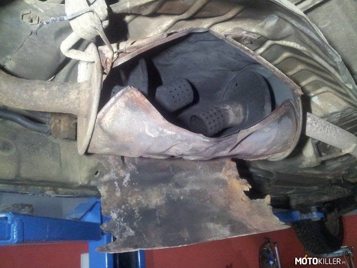 Troche sie rozerwało – Tak oto własnie wygląda tłumik w Volkswagenie Sharanie, w którym strzeliło gazem. 