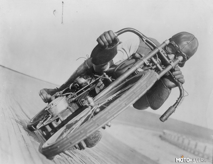 Board Track – Czyli ponad 160km/h motocyklem bez hamulców po torze z drewnianych klepek w latach 20-tych. 