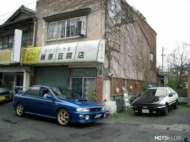 Subaru Impreza Type RA &amp; Toyota Sprinter Trueno AE86 – Fani Japońskiej motoryzacji pewnie będą kojarzyli to miejsce, i do jakiego anime to nawiązanie.  Szkoda, że ten budynek został zburzony... 