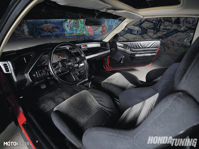 Honda CRX 1985 – Klasyczne wnętrze. 