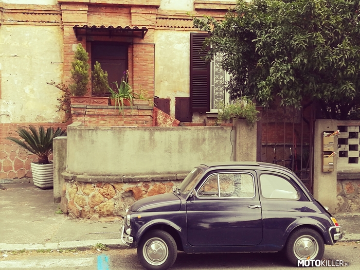 Fiat 500 - Rzym – Fiat 500 w swoim naturalnym środowisku czyli jedna z uliczek Rzymu. Zdjęcie zrobiłem w styczniu 2017. 