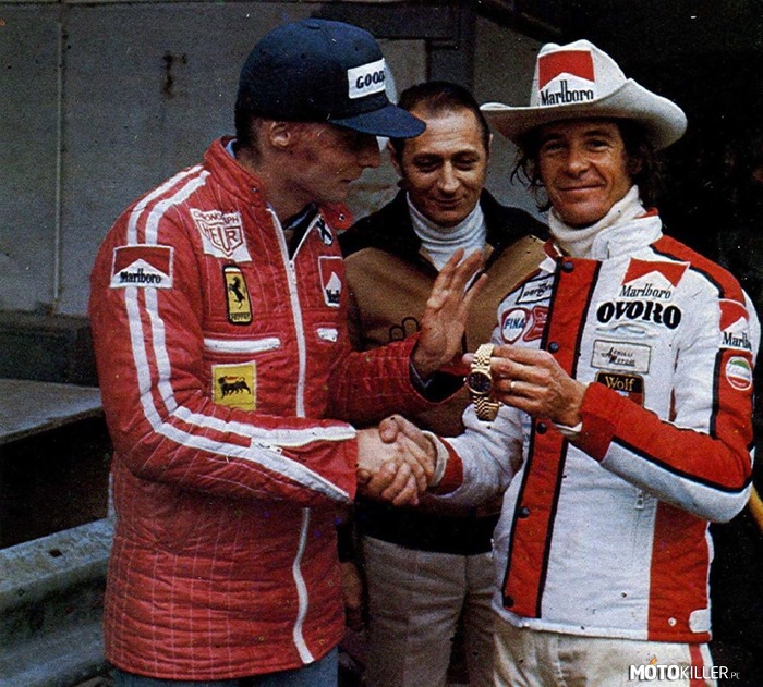 Złoty Rolex Laudy – Salzburgring; 1976. Niki Lauda wręcza Arturo Merzario swojego złotego Rolexa Oyster Perpetual Datejust.

Zegarek był podarunkiem dla Merzario w geście podziękowaniu za uratowanie życia podczas tragicznego wypadku Laudy na torze Nurburgring. Merzario był jedną z trzech osób, która zatrzymała się podczas wyścigu i wyciągała Austriaka z płonącego bolidu. W swoich wspomnieniach Włoch opowiadał, że nie ma pojęcia jak udało mu się wyszarpnąć płonącego Laude z kokpitu, bo ważył wtedy zaledwie 60 kilogramów. Jak sam mówił &quot;robiłem to, co trzeba było zrobić! &quot; Zaraz po tym jak Lauda znalazł się na asfalcie Merzario rozpoczął masaż serca.

Początkowo Merzario nie chciał przyjąć Rolexa i poczuł się bardzo urażony tym gestem. Duży wpływ na to miało pierwsze spotkanie Laudy i Merzario podczas GP Włoch na torze Monza, wtedy Austriak przeszedł obok Włocha zupełnie bez słowa. Ostatecznie Arturo, za namową szefa swojego zespołu - Carlo Chiti, przyjął zegarek, ale nigdy go nie założył na rękę.

Rolex przeleżał ponad 40 lat w szuflacie, aż do momentu, gdy w maju 2019 Merzario udzielił wywiadu dla magazynu QP i został poproszony o jego założenie. Mimo podeszłego wieku (76 lat), Włoch na wywiad przyszedł w białym kowboskijm kapeluszu, czyli dokładnie tak jak zwykł się nosić na przełomie lat sześćdziesiątych i siedemdziesiątych. Merzario wciąż uważa, że ten gest godził w jego włoską dumę i nie przywiązuje do niego żadnej wagi... ale na koniec wywiadu, gdy zegarek zniknął mu z oczu, miał nerwowo zapytać &quot;gdzie jest mój Rolex?!&quot; PO WIĘCEJ ODWIEDŹ https://tejsted.pl/utopia/ 