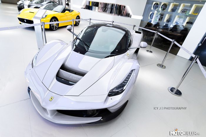 Biały Anioł – Ferrari LaFerrari 