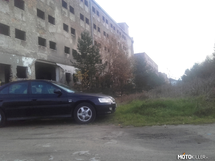 Borne Sulinowo – Jak ktoś lubi zwiedzać opuszczone budynki to polecam to miejsce, a jak ktoś woli fajne drogi to polecam krajową &quot;20&quot;, dużo nowego asfaltu, miejscami fajne zakręty. I tak, perfidnie przemycam inną ze swoich zajawek pod pretekstem zdjęcia samochodu xD 