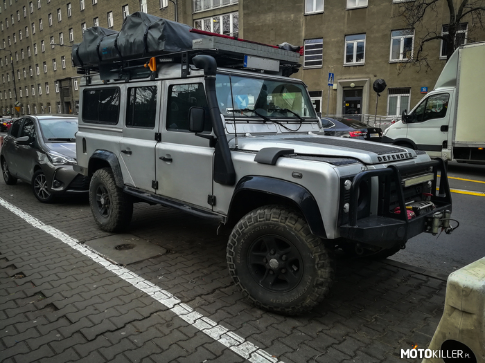 Podróżnik w miejskiej dżungli – Wyprawowy Land Rover Defender 110 - terenowe koła, snorkel, wyciągarka, na dachu namiot... tym razem uchwycony podczas wyprawy do centrum Warszawy. ;) 