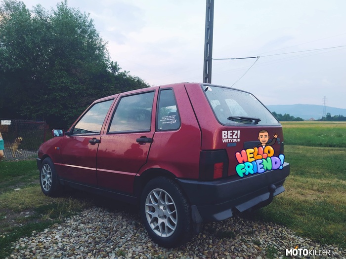 Fiat Uno 1.6 16v mały wariat – Siemka. Chciałbym opowiedzieć krótką historie Uniaka. Samochodzik miał w sumie ciekawa historię. Kupiłem go w bardzo dobrym stanie od młodego pasjonata owego Uno. Fiacik praktycznie przez 18 lat był w jednej rodzinie i był użytkowany przez starszych ludzi. Swap przeszedł w 2017 a kupiłem go w 2019 roku, ostatni rocznik (2002). Normalnie byłem zakochany w tym samochodzie. 
