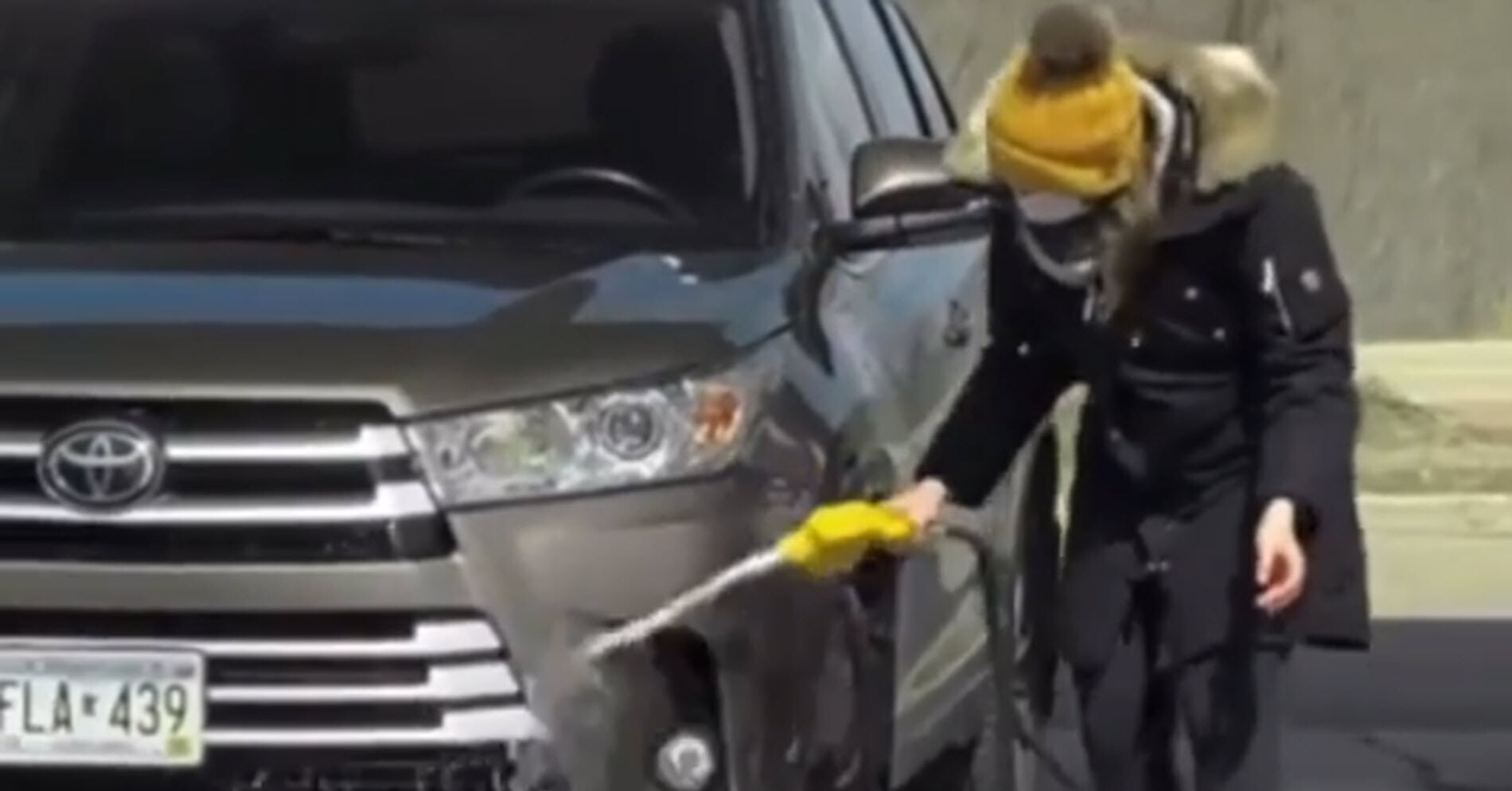 Kobieta myje samochód