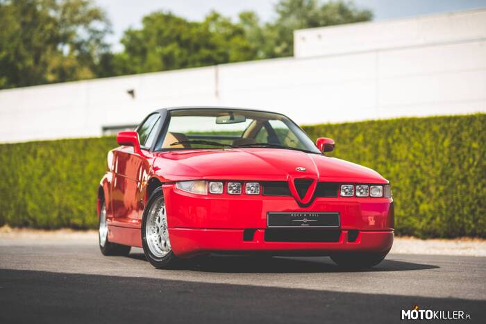 Alfa Romeo SZ – Produkowany w latach 1989-1993 przez Alfa Romeo model SZ jest określany również jako ES-30. Tak jak inne samochody Alfy Romeo SZ wyróżnia się stylistyką autorstwa Zagato. Napędzany jest silnikiem V6 o pojemności 3 l i mocy maksymalnej 210 KM. Powstało tylko 1036 sztuk z nadwoziem coupe i 278 kabrioletów. Samochód dostępny był jedynie w kolorze czerwonym. SZ potrafi osiągnąć prędkość maksymalną 245 km/h oraz rozpędzić się 0-100 w 7 sekund. 