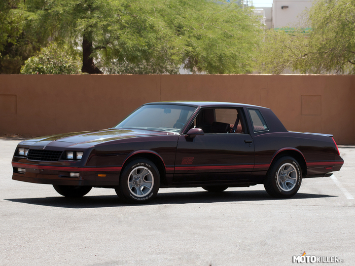 1986 Chevrolet Monte Carlo SS – Trzecia generacja Chevroleta Monte Carlo została zaprezentowana po raz pierwszy w 1977 roku. Trzecia generacja Monte Carlo przyniosła największe zmiany w wyglądzie tego pojazdu od momentu debiutu przed niespełna dekadą, początkowo opierając się jednak na dotychczasowej architekturze General Motors o nazwie A-body. Samochód powstał w ramach ścisłej współpracy z markami Buick, Oldsmobile i Pontiac, podobnie jak bliźniacze konstrukcje tych filii GM zyskując charakterystyczną sylwetkę łączącą kanciaste kształty przedniej części nadwozia z płynną, łukowatą sylwetką tylnych nadkoli oraz części bagażnika. Podczas 10-letniej obecności na rynku, trzecia generacja Monte Carlo przeszła dwie duże modernizacje. W ramach pierwszej, przeprowadzonej w 1980 roku, pas przedni zyskał zupełnie nowy wygląd z podwójnymi, węższymi kloszami i innym wyglądem atrapy chłodnicy. Druga, znacznie poważniejsza modernizacja, przeprowadzona została w roku 1986. Przyniosła ona nie tylko zmiany w wyglądzie, polegające głównie na nowym pasie przednim z jeszcze węższymi, zespolonymi reflektorami i zmodyfikowanym grillem, ale i zastosowaniem nowej platformy G-body - i to pomimo zachowania tych samych proporcji nadwozia co dotychczas. Najsilniejszym dostępnym silnikiem był produkowany przez Oldsmobile V8 LF9 o pojemności 5,7 l. 