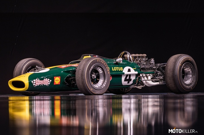 Lotus 49 – Samochód wyścigowy, zaprojektowany w 1967 roku przez Colina Chapmana i Maurice&#039;a Philippe&#039;a i skonstruowany przez Team Lotus. Samochód zawierał wiele rewolucyjnych rozwiązań, przyczynił się także do zdobycia czterech tytułów mistrza świata . Po nieudanym dla Lotusa sezonie 1966, w którym zespół eksperymentował między innymi z silnikiem BRM H16, Colin Chapman bardzo chciał znaleźć nowy silnik. Skontaktował się z Keithem Duckworthem, który wraz z Mikiem Costinem i Billem Brownem modyfikował silniki Forda dla niższych formuł wyścigowych. Duckworth wyjawił, że zaprojektowanie, zbudowanie i utrzymanie pięciu silników odpowiednich dla Formuły 1 silnika będzie kosztować około sto tysięcy funtów na sezon. Wybrano silnik V8, chociaż wielu zewnętrznych ekspertów uważało, że lepszym rozwiązaniem byłby silnik V12. Główne połączenie między silnikiem i podwoziem stanowiły dwie śruby rozmieszczone 9 cali od siebie na dole aluminiowego monocoque&#039;u wraz z dodatkowymi połączeniami na wzmocnionych pokrywach rozrządu. Silnik był częścią nośną podwozia, co było możliwe dzięki jego zwartości oraz sztywności bloku. Moc maksymalna wynosiła 400 KM przez co Lotus 49 osiągał prędkość maksymalną 320 km/h. Lotus 49 był używany przez zespół przez cztery sezony w latach 1967-1970, stając się pierwszym samochodem Formuły 1 pomalowanym w barwy sponsora oraz ewoluując w wersję &quot;B&quot;, wyposażoną w zintegrowane z nadwoziem spojlery – pierwsze takie rozwiązanie w Formule 1. W sezonie 1968 roku Graham Hill zdobył tytuł mistrza świata Formuły 1 w Lotusie 49, lecz Jim Clark zginął w wyścigu Formuły 2. W sezonie 1970 roku austriacki kierowca Jochen Rindt prowadząc Lotusa 49 wygrał Grand Prix Monako 1970, co przyczyniło się do zdobycia przez niego zwycięstwa sezonu 1970. 