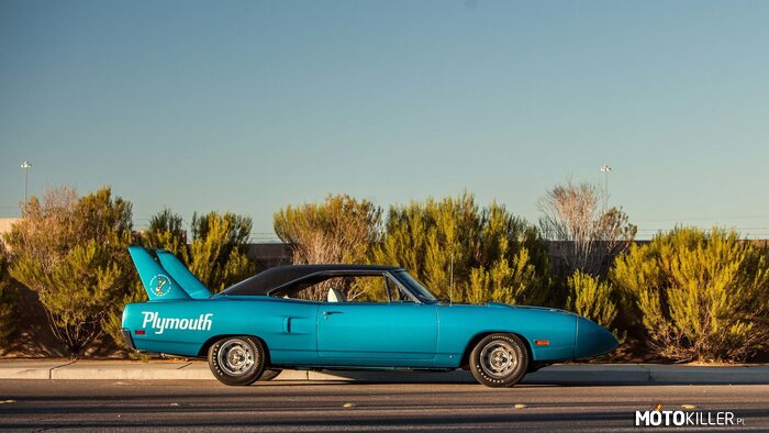 Plymouth Hemi Superbird – Samochód sportowy typu muscle car klasy wyższej produkowany pod amerykańska marką Plymouth w latach 1970-1972. Superbird powstał na bazie modelu Road Runner jako wyczynowy samochód sportowy, skierowany także do brania udziału w sportach motorowych jako samochód wyścigowy. Premiera modelu odbyła się w październiku 1970 roku podczas inauguracji sezonu NASCAR. Samochód posiadał aerodynamiczny stożek przedni, masywny tylny spojler oraz &quot;skrzydła&quot; w wersji street. Z silnikiem Hemi i 4-biegową skrzynią manualną wyprodukowano zaledwie 58 sztuk. Samochód posiada siedmiolitrowy silnik 426 Hemi V8 o mocy 425 KM. W wersji z tym silnikiem pojazdy osiągały 60 mili na godzinę w 5,5 sekundy oraz prędkość maksymalną 241 km/h. 