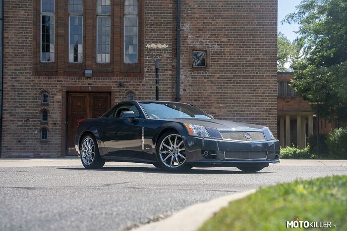 2009 Cadillac XLR-V – Samochód sportowy klasy średniej produkowany pod amerykańską marką Cadillac w latach 2003–2009, zaprezentowany po raz pierwszy podczas targów motoryzacyjnych w Detroit w styczniu 2003 roku. Zbudowany został na płycie podłogowej modelu Chevrolet Corvette. Protoplastą pojazdu był koncept zaprezentowany w 1999 roku pod nazwą Evoq. W 2008 roku samochód przeszedł face lifting. Delikatnie przemodelowano przedni zderzak pojazdu, wygląd atrapy chłodnicy oraz lamp przeciwmgielnych, a także maskę z nowymi przetłoczeniami. Z boku pojazdu zastosowano nowe wloty powietrza oraz nowy kształt rur wydechowych z tyłu pojazdu. Przy okazji listę wyposażenia wzbogacono o system Bluetooth. XLR jest napędzany 4,6-litrowy V8 o mocy 324 KM i momencie obrotowym 420 Nm, przyspieszenie 0-100 km/h trwa 5,8 sekund. W usportowionej wersji XLR-V użyto V8 o pojemności 4,4 l, które generuje moc maksymalną 446 KM i moment obrotowy 576 Nm, przyspieszenie 0-100 km/h trwa 4,6 sekund. 