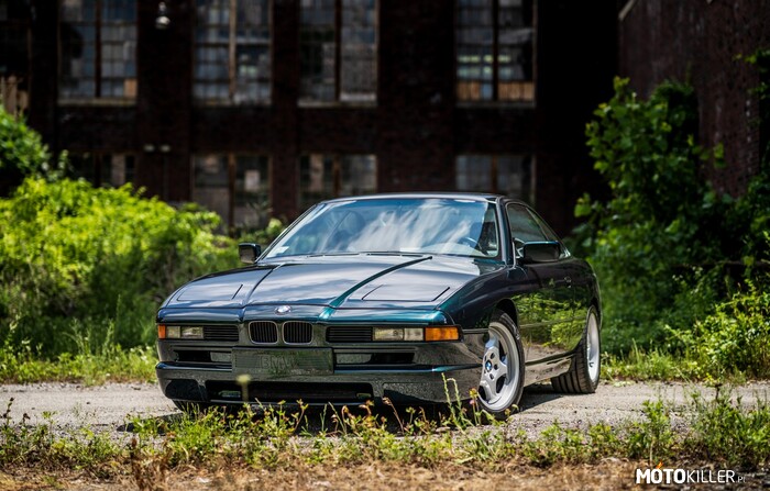 BMW E31 850CSI – BMW serii 8 - samochód osobowy typu sportowe coupe klasy wyższej produkowany przez niemiecki koncern BMW w latach 1989–1999, nosił kod fabryczny E31. Prace nad samochodem rozpoczęto w 1986 roku. Nadwozie zaprojektował Klaus Kapitz. Samochód w przeciwieństwie do swoich potencjalnych konkurentów postanowiono wyposażyć w silnik V8 lub V12 umieszczony z przodu pojazdu oraz napęd tylnych kół. Wersja 850 CSi pojawiła się w 1992 roku przygotowana przez specjalistów z dywizji M Motorsport. Posiadała 5,6-litrowy silnik V12, który generuje moc 380 KM, dzięki czemu samochód przyspiesza do 100 km/h w 5,9 sekund. Prędkość maksymalna została ustalona na poziomie 250 km/h we wszystkich 12 cylindrowych modelach, jednak wersja CSi jest w stanie bez takiego zabezpieczenia osiągnąć 298 km/h. Wersja 850 CSi różniła się kilkoma szczegółami wystroju zewnętrznego np. podwójne rury wydechowe, inne spojlery. Wersja ta była sprzedawana tylko z 6-biegową skrzynią manualną. 
