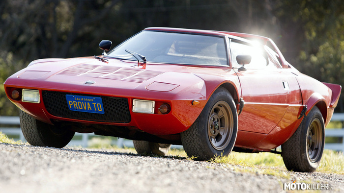 Lancia Stratos HF – Samochód produkowany przez włoską firmę Lancia w latach 1972-1974. Włoski projektant nadwozi Bertone musiał wziąć kredyt, żeby zrealizować i pokazać w roku 1970 na salonie samochodowym w Turynie koncepcyjny model swojego Stratosa. Autorem prototypu był wówczas 32-letni Marcello Gandini, znany z późniejszych projektów dla BMW i Lamborghini. W następnym roku ukazał się model Stratos HF, w którym zastosowano 2,4-litrowy silnik Ferrari V6 o mocy 190 KM. Zauważyła ten samochód firma Lancia i gdy w roku 1973 zaistniała potrzeba zbudowania 500 jego egzemplarzy dla uzyskania homologacji rajdowej, wynajęto firmę Bertone do wykonania tego zadania. W tym samym roku samochód Stratos odniósł pierwsze zwycięstwo w Rajdzie Firestone w Hiszpanii, ale prawdziwe sukcesy przyszły w roku następnym, już po zakończeniu produkcji dla celów homologacji, gdy model Stratos odniósł trzy kolejne zwycięstwa w Rajdowych Mistrzostwach Świata. Samochód zawdzięczał te sukcesy swojej budowie. Miał stalową centralną konstrukcję klatkową z tylną ramą, na której był osadzony silnik i zawieszenie na kolumnach. Z przodu zastosowano wahacze. Stratos osiąga prędkość maksymalną 232 km/h i przyspiesza do 100 km/h w 6,8 sekund. 