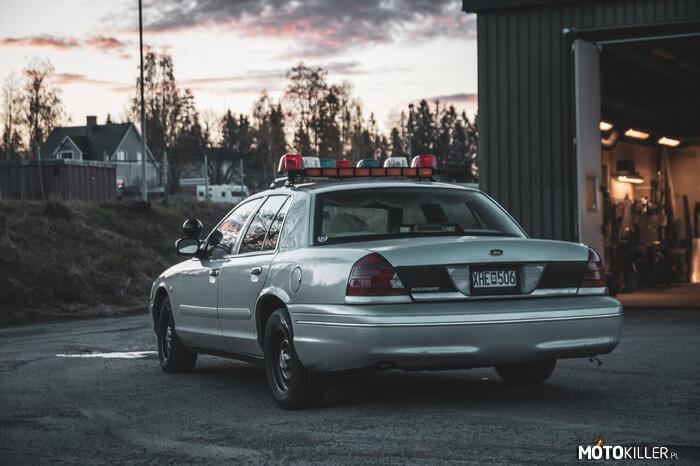 1998 Ford Crown Victoria –  